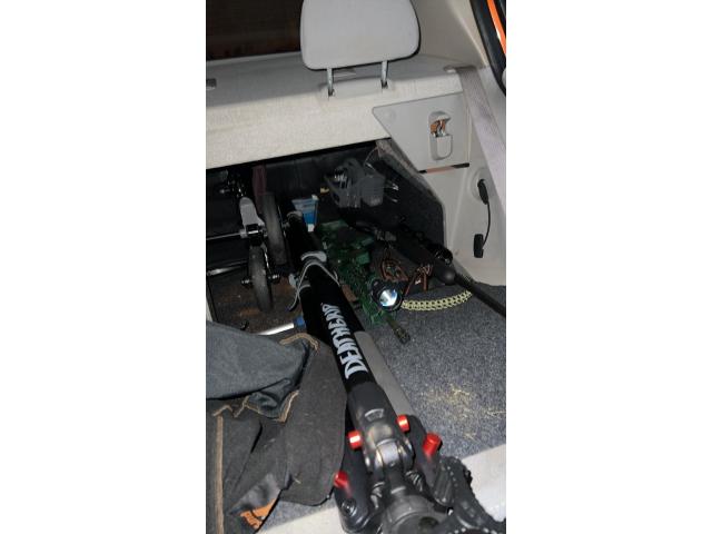 Image 3 / 4