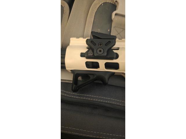 Image 4 / 4