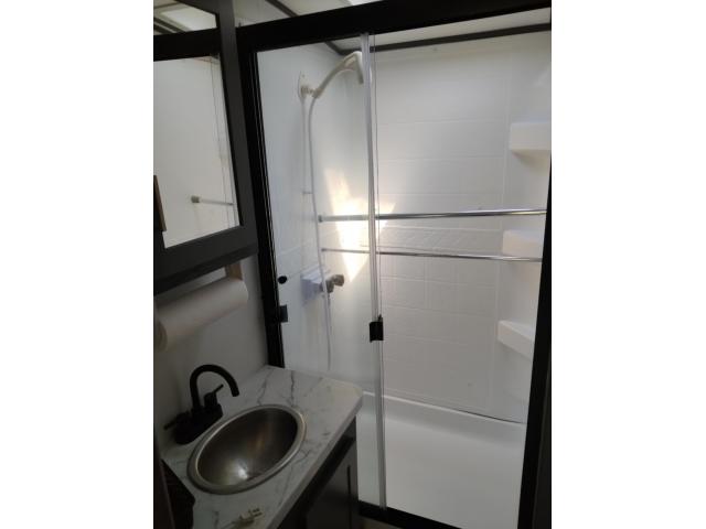 Image 2 / 4