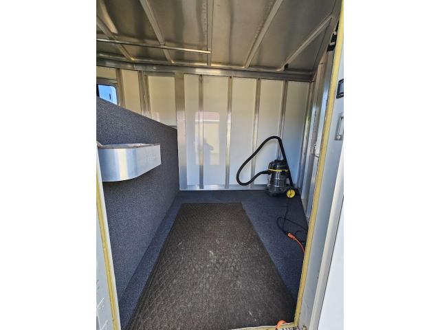 Image 6 / 6
