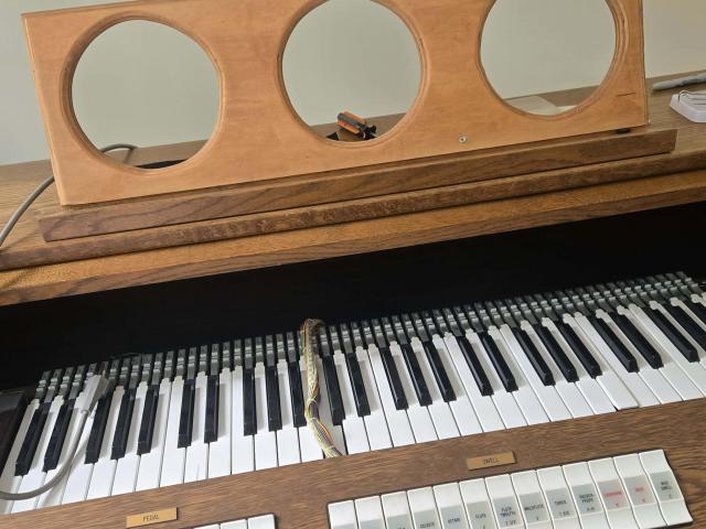 Image 2 / 5